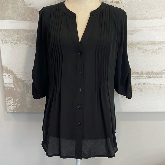 BCBGMaxAzria Tops - BCBG MAXAZRIA Flowy Blouse with Button Short sleeve “Twiggy”